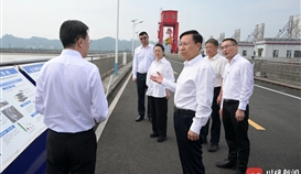川观新闻8月22日报道：王晓晖在自贡市乐山市调研时强调：进一步锻长板补短板推动高质量发展，，，为奋力谱写中国式现代化四川新篇章作出更大贡献